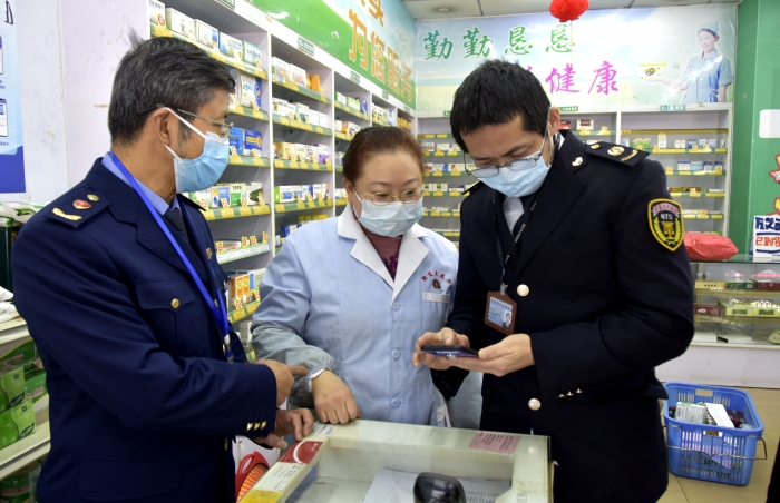 圖為執法人員在一家藥店檢查藥品經營者的智慧監管系統的使用情況。
