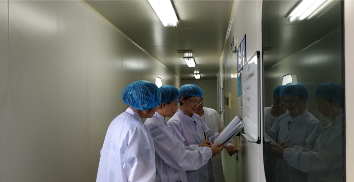 圖為區域檢查第一分局監管人員在轄區調研MAH制度下研究機構類企業質量安全風險。