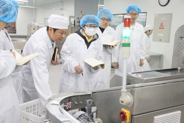 圖為區域檢查第五分局組織開展的藥品生產安全隱患大排查大整治行動中，監管人員在一家企業查看生產關鍵環節數據。