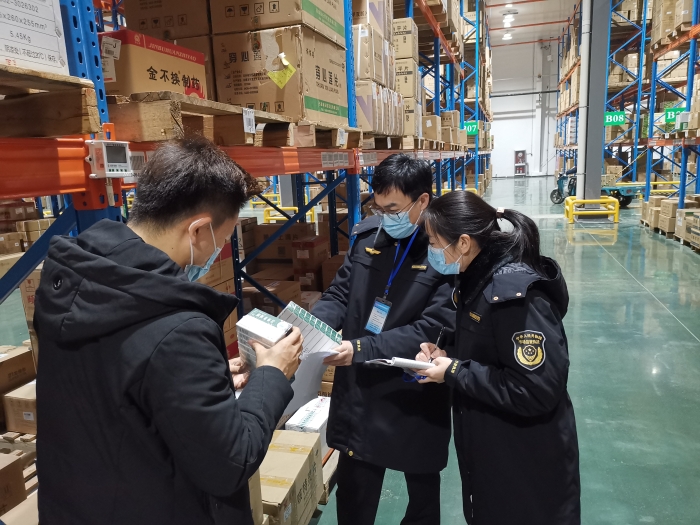 圖為區域檢查第六分局監管人員在藥品經營企業開展風險防控檢查。（顏彩虹 攝）