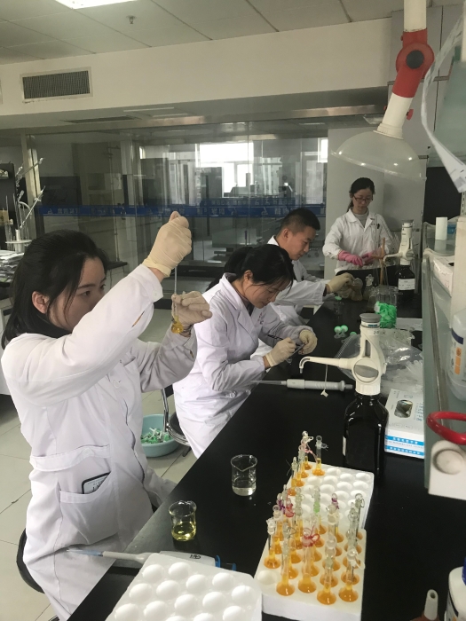 圖為山東省食品藥品檢驗研究院工作人員在對阿膠進行檢驗。