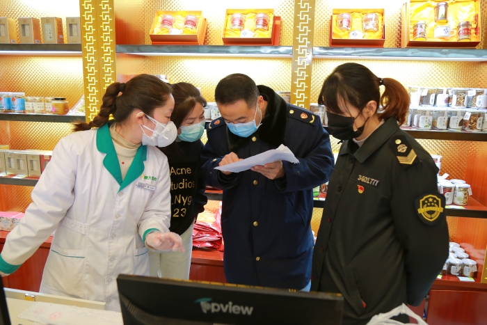 圖為2月7日，該局監管人員在一家經營企業開展檢查。