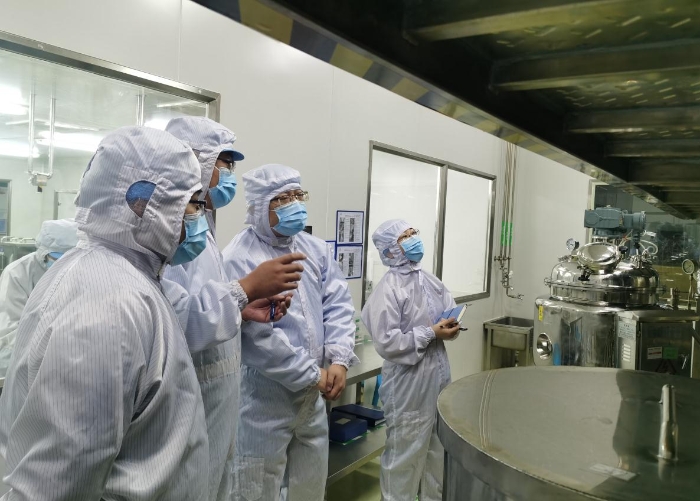 圖為1月14日，監(jiān)管人員在特殊藥品生產(chǎn)企業(yè)口服溶液劑生產(chǎn)線開展檢查。