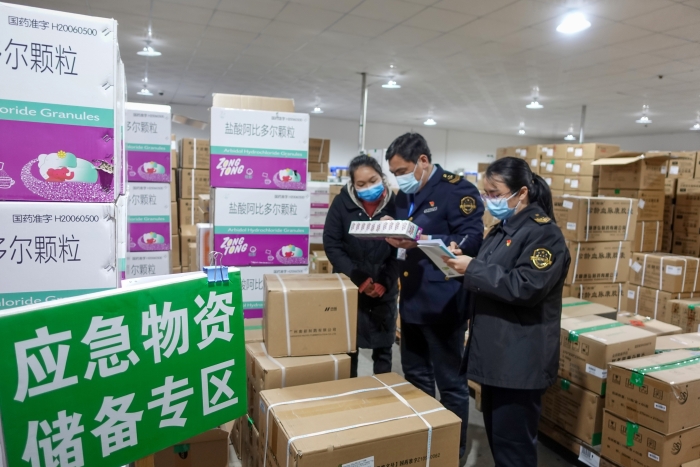 圖為廣西壯族自治區藥監局百色檢查分局實地檢查防疫藥品質量安全。（黃丹 攝）