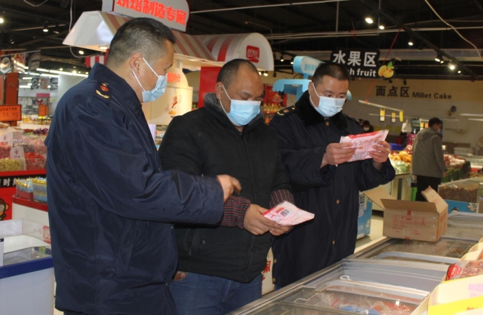 圖為執法人員在一商場檢查冷凍湯圓標簽標識