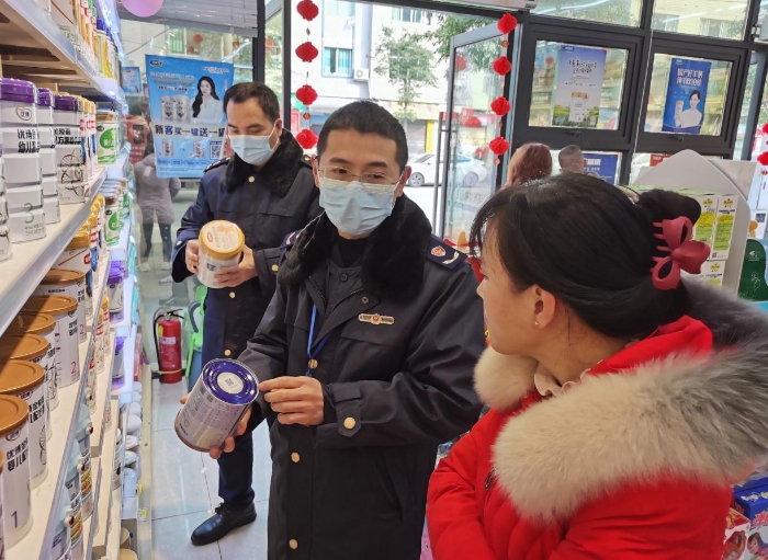圖為執法人員在一家嬰幼兒配方奶粉專賣店檢查。