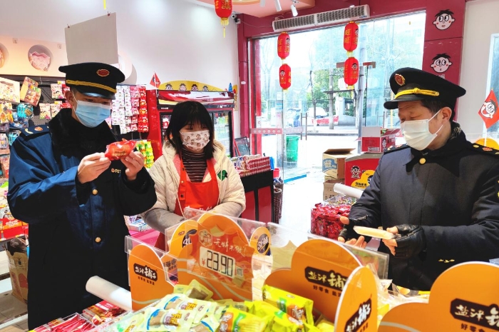 圖為執法人員在學校周邊超市檢查兒童食品質量。