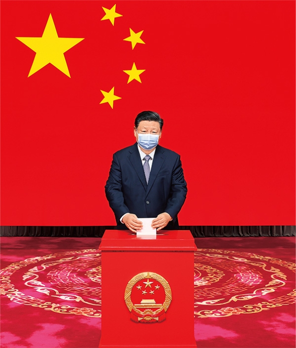 2021年11月5日，中共中央總書記、國家主席、中央軍委主席習近平在北京市西城區中南海選區懷仁堂投票站參加區人大代表選舉投票。 新華社記者 鞠鵬/攝