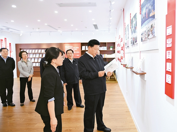 2019年11月2日至3日，中共中央總書記、國家主席、中央軍委主席習近平在上海考察。這是2日下午，習近平在長寧區虹橋街道古北市民中心考察，了解社區開通社情民意直通車、服務基層群眾參與立法工作等情況。 新華社記者 謝環馳/攝