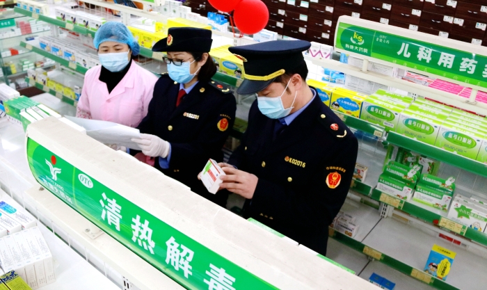 圖為該局執(zhí)法人員在一家藥店檢查。