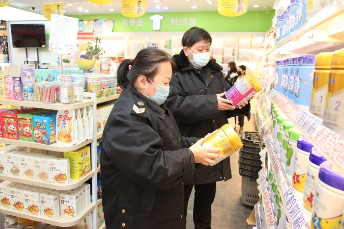 圖為執(zhí)法人員檢查配方奶粉。