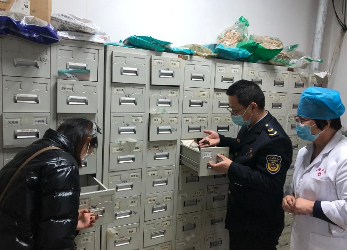 圖為庫爾勒市執法人員對中藥材進行檢查。 圖為庫爾勒市執法人員對中藥材進行檢查。