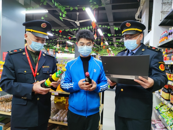 圖為執法人員在一家超市檢查調味品質量。