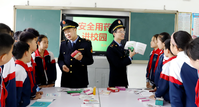 圖為3月14日，工作人員在給學生們講解安全用藥知識。