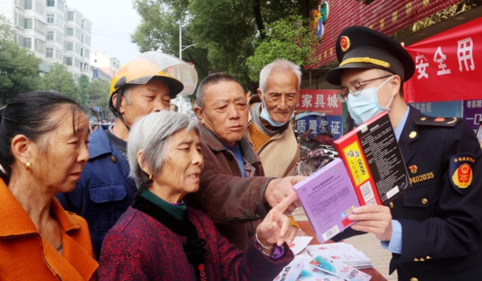 圖為該局工作人員在羅坊鎮集鎮向消費者講解如何識別假劣藥品。