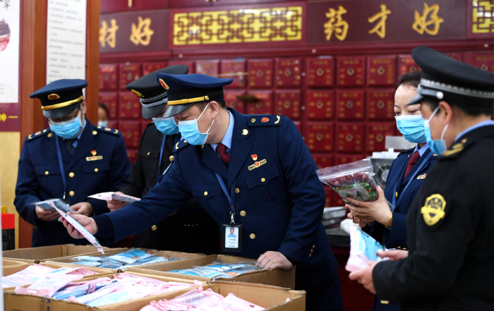 圖為執法人員在一家藥店檢查。