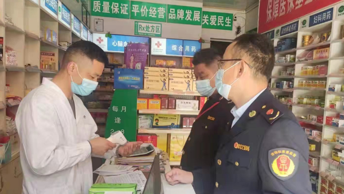 圖為執法人員在一家藥店檢查。