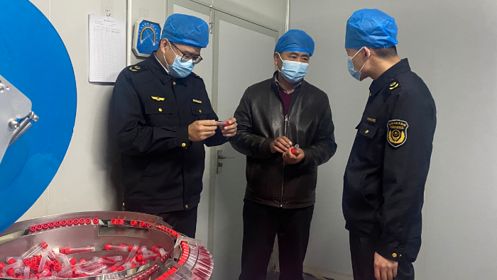 圖為執法人員對醫療器械進行抽查。
