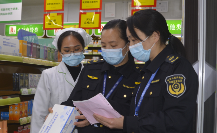 圖為執法人員在藥店檢查。