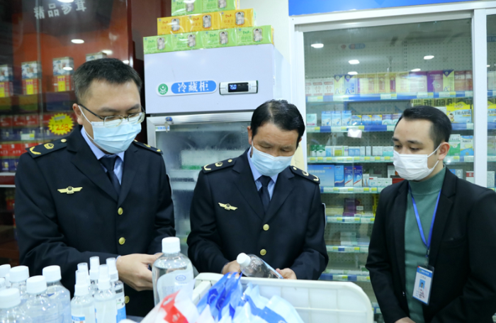 圖為執(zhí)法人員檢查口罩、酒精等防疫物資。