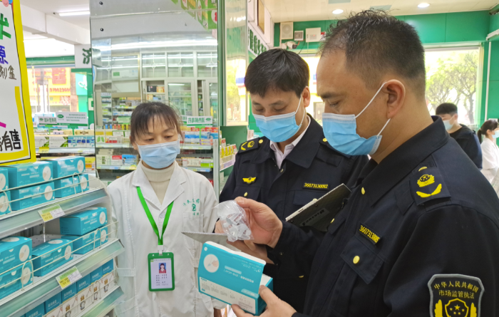 圖為執(zhí)法人員在一藥店查看抗原檢測試劑材料。 圖為執(zhí)法人員在一藥店查看抗原檢測試劑材料。
