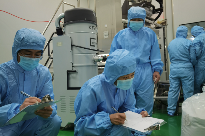 圖為執(zhí)法人員在一家藥品生產(chǎn)企業(yè)檢查。