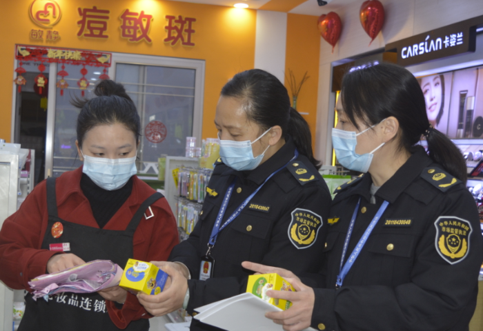 圖為執法人員在化妝品經營單位檢查。