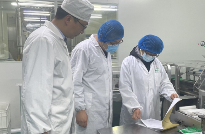 圖為執法人員在一家藥品生產企業抽樣檢查。