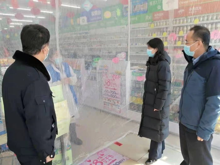 圖為吉林省藥監局黨組成員、副局長藍翁弛（中），藥品安全總監李金波檢查藥店疫情防控情況。