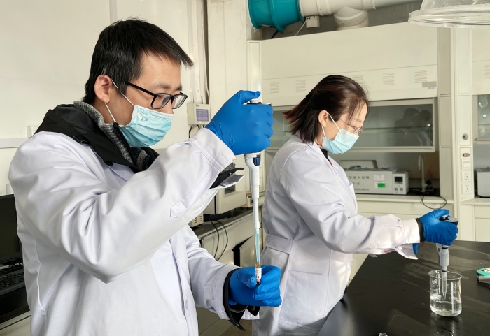 圖為檢驗人員檢驗防護用品環氧乙烷殘留項目。