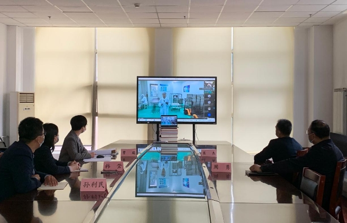 圖為山東省食品藥品審評查驗中心通過視頻會議了解企業生產車間情況。齊桂榕 攝