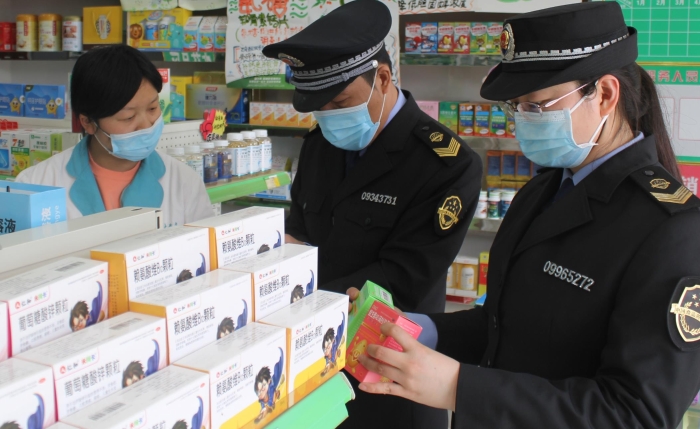 圖為執法人員在藥店進行檢查。