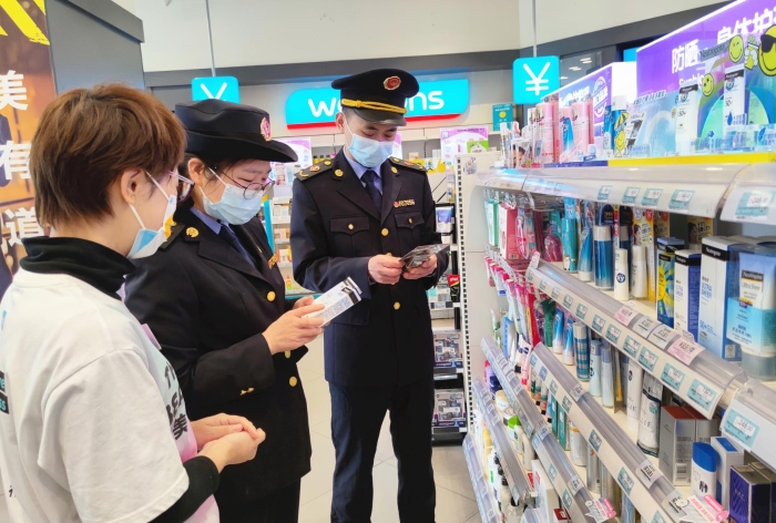 圖為執法人員在一家化妝品專營店檢查防曬類化妝品。