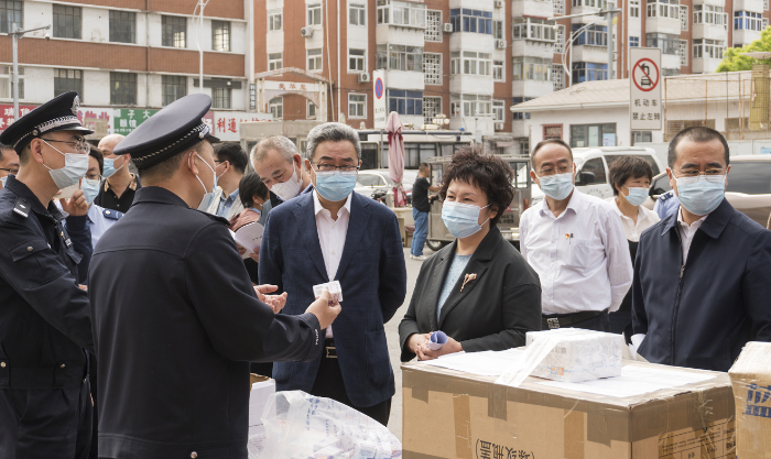 圖為執法人員在向群眾普及安全用藥知識。