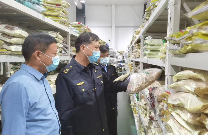 圖為執法人員在藥品儲存企業檢查。 圖為執法人員在藥品儲存企業檢查。