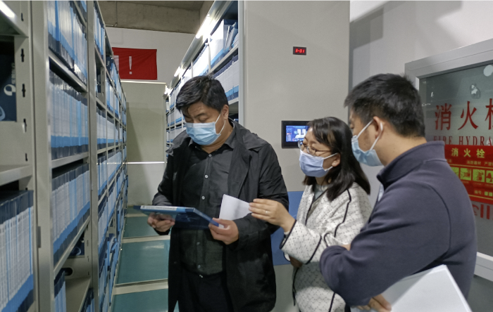 圖為檢查組檢查部分文件記錄。