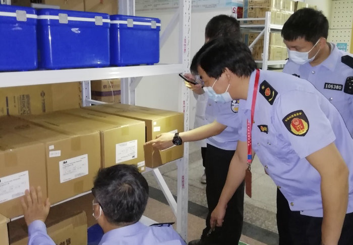 圖為執法人員檢查防疫器械。