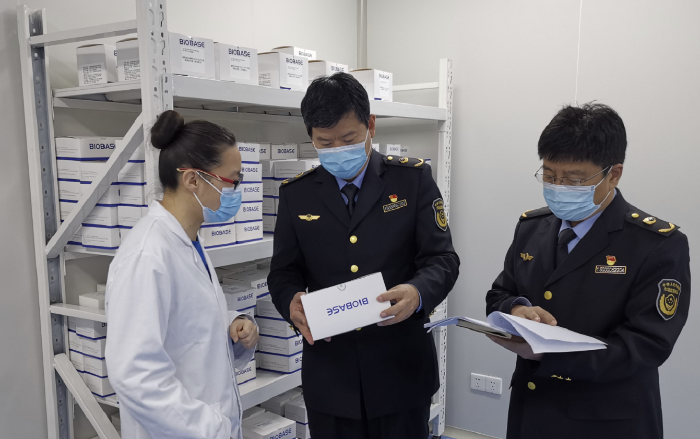 圖為檢查人員對山東博科診斷科技有限公司進行檢查。