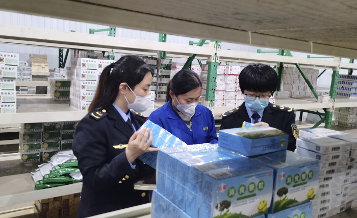 圖為執法人員檢查藥品購銷渠道。