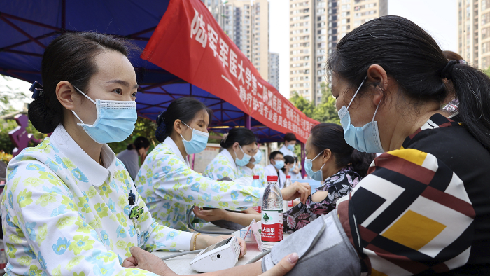 圖為活動中護士為市民做公益體檢。