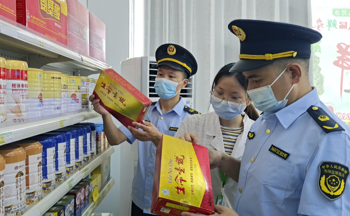 圖為執法人員檢查保健食品是否虛假夸大宣傳。