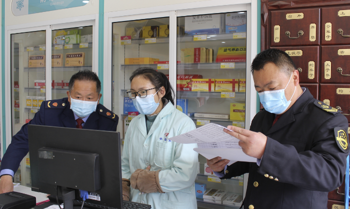 圖為執法人員在藥店檢查。