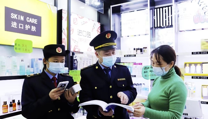 圖為執(zhí)法人員檢查進(jìn)口化妝品標(biāo)簽標(biāo)識(shí)。