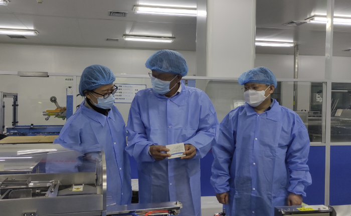 圖為檢查人員在一家集采中選企業檢查。