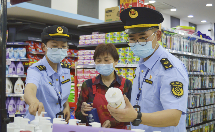 圖為南潯區市場監管局執法人員在一家超市檢查化妝品標簽。