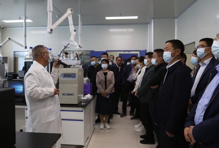 圖為參會人員觀摩甘肅省藥檢院隴西分院建設情況 丁怡媛攝