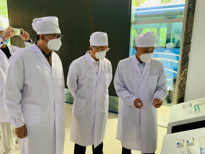 圖為吉林省副局長付兆峰（中）指導幫扶企業解決實際問題。