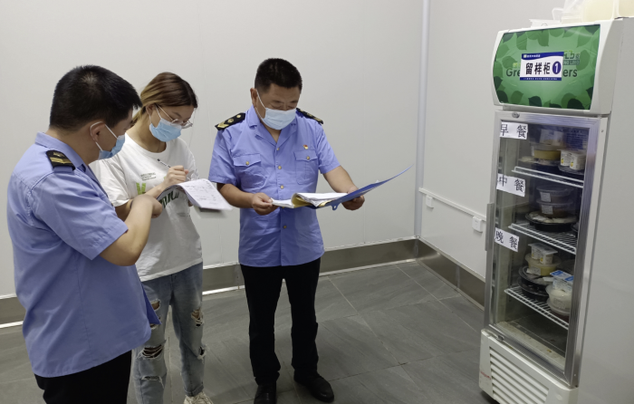 圖為6月7日，尉氏縣市場監管局執法人員在一考點餐飲部門檢查食品留樣備查制度落實情況。