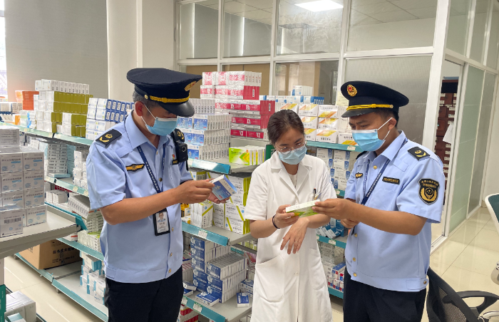 圖為安吉縣市場監管局執法人員在上墅衛生院查看醫療器械檢測器具檢驗日期。