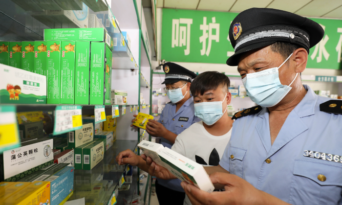 圖為6月13日，濉溪縣鐵佛市場監督管理所執法人員在轄區內一家藥店檢查。
